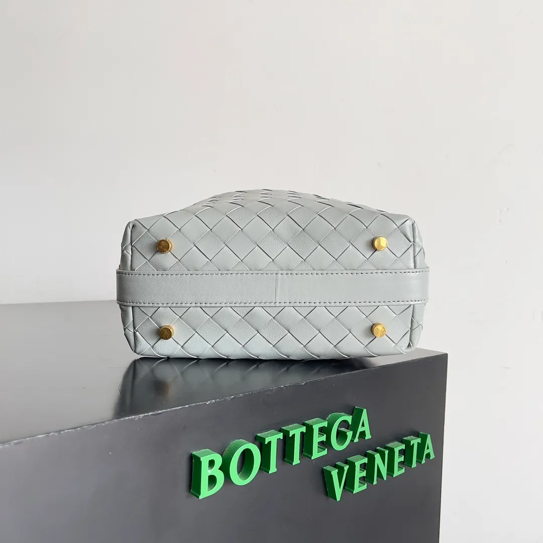 Batch 1360 It is predicted that BV Bottega’s lunch bag will be popular again this year. The entire bag is made of top nappa lambskin, which is very soft and lightweight. It also uses the intrecciato weaving process that the two founders spent several months developing from the beginning of the brand. It is completely hand-woven by Italian craftsmen. It perfectly reflects the craftsmanship of Bottega. The entire bag shape is also a very practical and popular lunch box bag type. The slightly curved arc of the bag mouth can also better fit our wrists. Style number: 754443 Size: 22*13*9